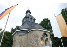 Feier des Mährisch-Neustädter Wachsstockfestes an der Weingartenkapelle (© Karl-Franz Thiede)
